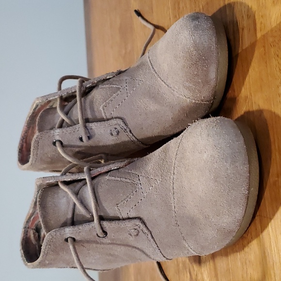 TOMS Women's Desert Taupe Suede Wedge Booties. Size 5.  EUC - Picture 6 of 6